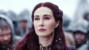 Melisandre aseguró a Arya que cerraría unos “ojos azules” para siempre, pero también le contó que cerraría “ojos verdes” (Foto: HBO)