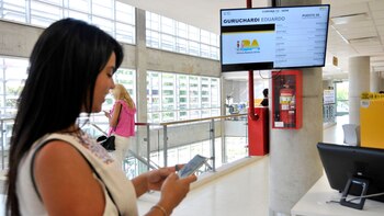 La app “Fila Cero” le permite a los vecinos disponer de su tiempo mientras espera que llegue su turno de atención