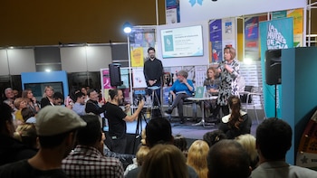 El stand de “Leamos” de la Feria del Libro estaba repleto de público