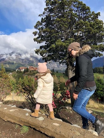 La pequeña juega y se divierte con sus padres