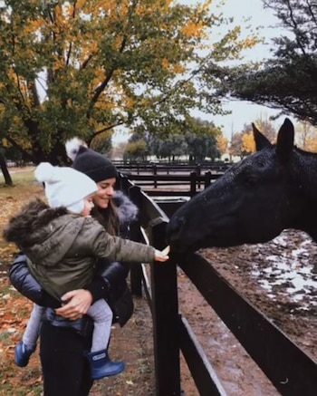 Helena se animó a acariciar un caballo