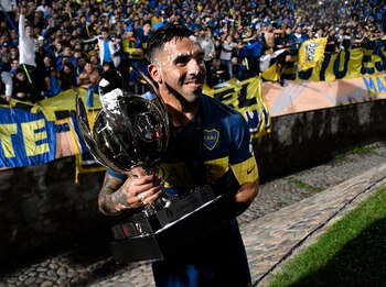 Carlos Tevez con el trofeo durante la vuelta olímpica en Mendoza