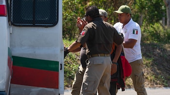 Autoridades migratorias en conjunto con la Policía Federal retienen aproximadamente a 40 personas (Foto: Archivo)
