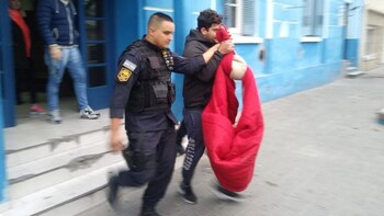 El traslado del detenido (Policía)