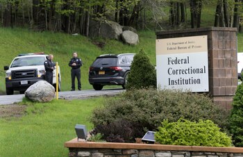 Oficiales resguardan el ingreso de