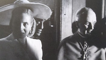 El gobierno de España la invita de manera oficial en junio de 1947. Evita emprende entonces una gira por Brasil, Uruguay, Italia, Mónaco, Suiza, Portugal y Francia. En España, le otorgan la más alta condecoración: la Gran Cruz de Isabel la Católica. En Italia, la recibe el Papa Pío XII, quien le regala el rosario de oro que llevara entre sus manos el día de su muerte. En la foto, en la Catedral de Notre-Dame en París, con el Nuncio Apostólico, Monseñor Angelo Roncalli, futuro Papa Juan XXIII