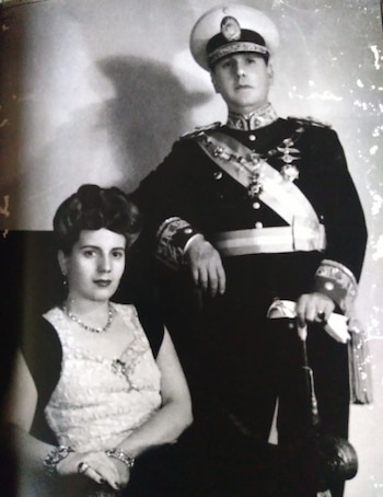 El 22 de enero de 1944 se celebra en el Luna Park un festival a beneficio de los damnificados. Allí se conocen Juan Domingo Perón y Eva Duarte. Al siguiente mes se van a vivir juntos. Ella tiene 24 años, él la dobla en edad. Legitiman la relación ante la sociedad el 9 de julio asistiendo juntos a una función de gala del Teatro Colón. En la imagen, la primera foto oficial de la pareja presidencial