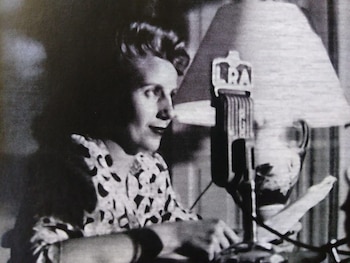 Emprende giras por el país, recorre los escenarios porteños y encarna a personajes secundarios en la pantalla grande. Trabaja en Radio Mitre, Radio Prieto, Radio Argentina, Radio El Mundo -donde gana popularidad con la serie “Grandes mujeres de todos los tiempos”- hasta que inicia en 1943 el ciclo “Biografías de Mujeres Ilustres”, especialmente concebido y redactado para ella. Un año después, en paralelo, adquiere el papel más importante en cine en el film “La cabalgata del circo”