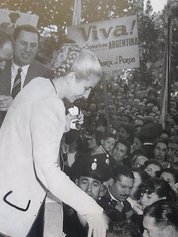Cuatro días después, el 17 de octubre de 1945, una fecha que da origen al “Día de la Lealtad”, los obreros, los trabajadores, los “descamisados”, dejaron sus puestos de trabajo y se dirigieron a la Plaza de Mayo a reclamar la presencia de quien los había protegido. Temían que con su destitución se perdieran todas las conquistas laborales alcanzadas. La multitud no abandonó la Plaza hasta que Perón fue liberado y apareció en el balcón de la Casa Rosada. Esa misma noche, y para júbilo de la multitud, el gobierno anuncia la fecha de las elecciones nacionales