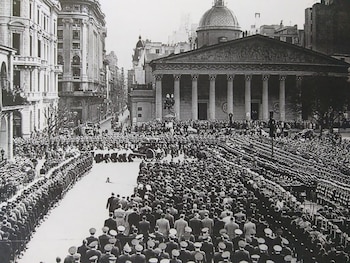 Su cuerpo, embalsamado, se expone en el edificio de la CGT hasta 1955 cuando un golpe militar destituye al General Perón del poder. Para evitar el peregrinaje y la movilización popular, la llamada “Revolución Libertadora” decide secuestrar el cadáver y trasladarlo a Italia y luego a España. En 1971, el cuerpo es devuelto a Perón en Madrid, como parte de las negociaciones para la apertura democrática de 1973. En 1975, por orden del gobierno presidido por María Estela Martínez de Perón -la tercera esposa del General-, los restos de Evita son repatriados. Actualmente se encuentran en el Cementerio de la Recoleta