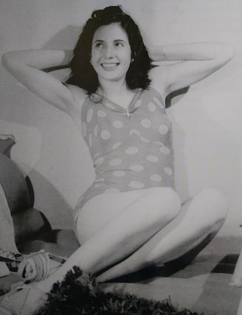 Eva se hospeda en la casa de Isidoro Bustamante, amigo de la familia. Le tomará diez años alcanzar la categoría de estrella. Teatro, cine, radio y una popularidad que la lleva a incursionar en el ámbito publicitario: posa en avisos de diferentes productos y sus fotos empiezan a aparecer en las revistas. El 28 de marzo de 1935 debuta en el Teatro Comedia con un corto papel en el vodevil “La Señora de los Pérez”. En 1937 se estrena en el cine con Segundos afuera y ese mismo año participa por primera vez en un radioteatro, “Oro blanco”