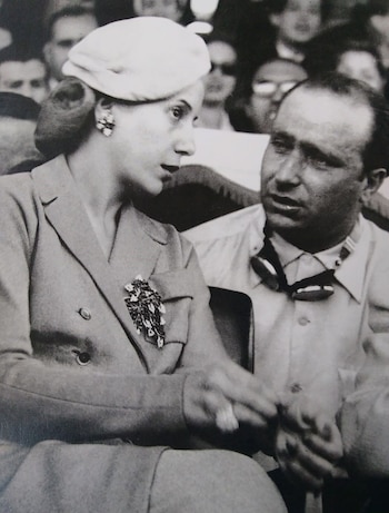 Eva Perón en compañía de Juan Manuel Fangio, el múltiple campeón de automovilismo
