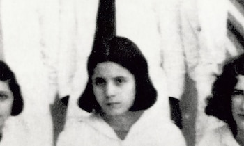 Cursa primero y segundo grado en una escuela de Los Toldos hasta que en 1930 su familia se traslada a Junín en busca del crecimiento profesional de sus hermanos. Elisa trabaja en el correo, Blanca como maestra en el Colegio del Sagrado Corazón, Juan en una farmacia y Erminda comienza a cursar en el Colegio Nacional. Eva es inscripta en tercer grado en la Escuela Nº 1, Catalina Larralt de Estrugamou