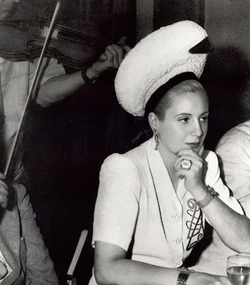 El General Ramírez designa en el Departamento Nacional de Trabajo a Juan Domingo Perón. Al mes, su cartera se convierte en Secretaría de Trabajo y Previsión, desde donde se coordina una movilización nacional en solidaridad con las víctimas del sismo. Eva Duarte, una mujer ya reconocida del medio artístico, participa de la colecta de fondos