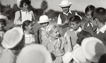 Evita significa el “puente” y el diálogo directo con los obreros y trabajadores, a quienes bautizó como sus “descamisados”, en sustitución del General Perón, más abocado a sus funciones presidenciales. Desarrolla un vínculo especial con las organizaciones obreras, con los sindicatos, con las masas trabajadoras y con las mujeres. Se convierte en la imagen humana del gobierno peronista haciendo gala de su empatía y carisma