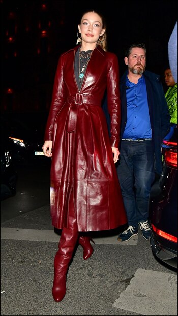 Gigi Hadid con tapado y botas