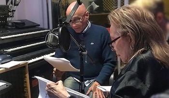 Pinky estuvo grabando textos, junto