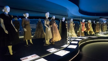 “Lo que quisimos mostrar con esta colección de vestidos fue el camino desde la Eva adolescente, recién llegada de Junín con una recreación del vestido, hacia la Eva actriz, la Primera Dama, la Eva de La Fundación, la política y por último, por su cumpleaños número cien, la Eva de ‘La razón de mi vida’, con el vestido y flor original”, explica Marcela Gené, curadora del Museo Evita