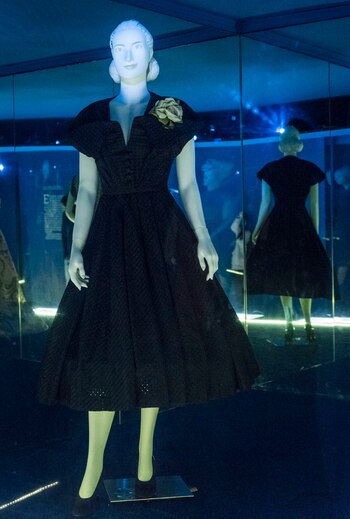 “Todos los vestidos son originales, salvo el primero que es una réplica porque no hay nada del año 35 para representar su adolescencia. Son vestidos que pertenecen a la colección que forma parte del patrimonio de este museo”, explicó la curadora en diálogo con Infobae