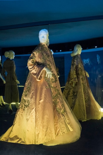 “Eva Primera Dama”. A su regreso de Europa Eva renueva su vestuario. Christian Dior, Pierre Balmain, Jacques Fath fueron algunos de sus modistos predilectos. Para ella la justicia social debía implicar también la democratización de los valores estéticos