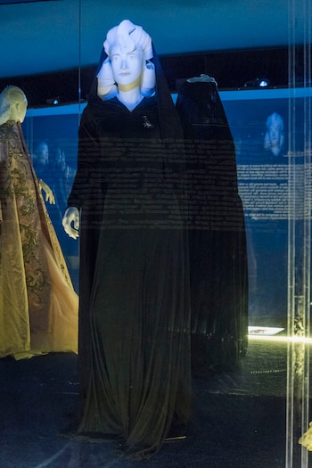 “Eva en el mundo”. Una de sus primeras acciones como Primera Dama fue la gira internacional que realizó a mediados de 1947. Fue recibida por presidentes, primeros ministros, jefes de Estado, incluido el papa Pío XII. Para visitarlo eligió este vestido de seda y crêpe de la diseñadora argentina Bernarda