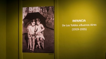 Erminda Duarte en “Mi hermana Evita”: “Nuestra vida hogareña fue hermosa. Guardo intacta, como si el tiempo no la hubiera rozado siquiera, la imagen de nuestra mesa familiar; mamá la presidía, tú, la más pequeña de todos, a su derecha”