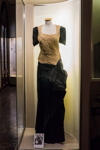 Vestido realizado en raso y encaje de giupiur largo hasta el piso sin etiqueta de autor