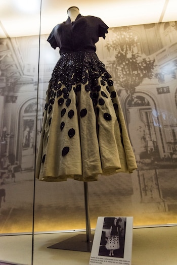 Eva lució un vestido de dos piezas, confeccionado en lino por Jacques Fath, durante la entrega de premio al doctor Finochieto en la residencia presidencial el 5 de enero del 52