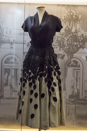 “La muestra no deja de representar la faceta de una mujer trabajadora. Los trajes de labor superan en número a los vestidos de gala. La mayoría son de firmas argentinas, esto no excluye que también recibía creaciones de Balenciaga, Dior u otros reconocidos diseñadores internacionales. Sin dudas se trataba de una mujer joven que amaba la ropa”, concluyó