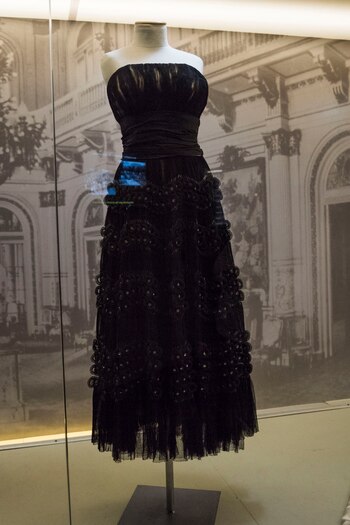 Vestido strapless realizado en tul, falda fruncida con detalles de canutillos, apliques en villoné y strass de Genevieve Loussette