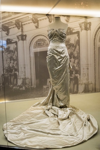 Eva lució este vestido en una gala para el Teatro Colón y se hace visible también en el primer retrato oficial en el que un presidente argentino posó junto a la Primera Dama en 1948. Se trataba de un vestido de raso de rayón con apliques de perlas en el busto diseñado por Jacques Fath