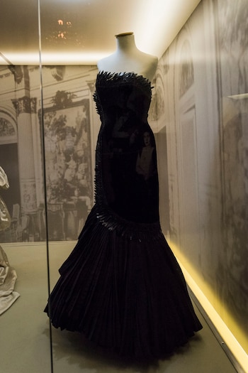 La Primera Dama optó por un vestido de tercipelo y tafeta de seda de Marcel Rochas para una gala del Teatro Colón del 9 de julio de 1951