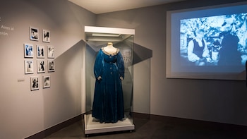Vestido utilizado por Evita en la película “La Pródiga”, realizado en chifón de corte a la cadera, mangas abullonadas y cuello bordados con diseños fitomorfos
