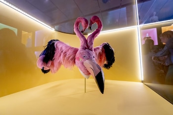Una pieza para la cabeza diseñada por Stephen Jones, parte de la muestra en el Metropolitan Museum of Art de Nueva York