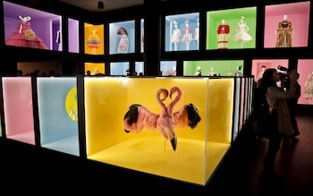 Diseños fashionistas exhibidos en la muestra y dispuestos en cubos de colores