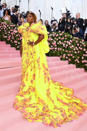 Serena Williams lució un diseño de Versace en amarillo fluorescente y hojas color rosa, en una explosión de color que culminó con unas zapatillas Nike Air, una dualidad que refleja su pasión por el tenis y la temática de la gala