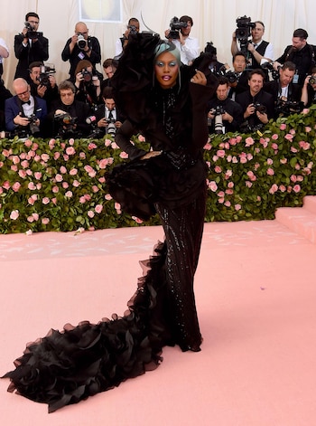 Laverne Cox lució un vestido de Christian Siriano corte sirena en color negro repleto de volados y un turbante color aguamarina
