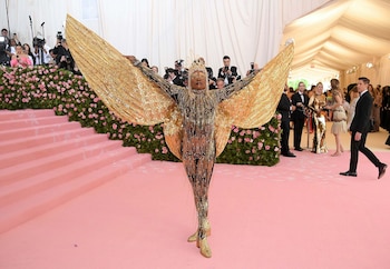 Un verdadero dios del sol, Porter llegó enfundado en un traje enterizo de The Blonds a puro dorado y repleto de detalles, su look se completó cuando desplegó sus brazos como dos alas