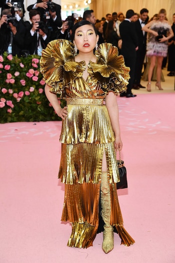 Awkwafina se vistió con un total gold look de Joseph Altuzarra