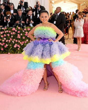 Nichapat Suphap, una de las editoras de Vogue Tailandia, optó por un diseño de Tomo Koizumi esponjoso y colorido