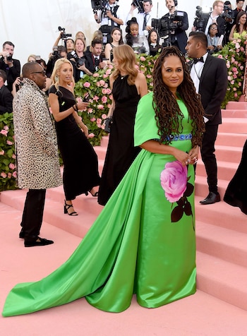 La directora de cine Ava DuVernay lució un modelo muy kitsch de Prada en color verde loro con una rosa gigante como estampado en el frente