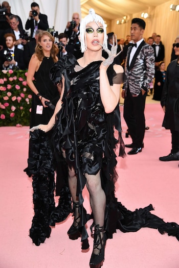 La drag queen y personalidad televisiva estadounidense Aquaria llegó a la pink carpet con un total black look de Galliano y medias de red