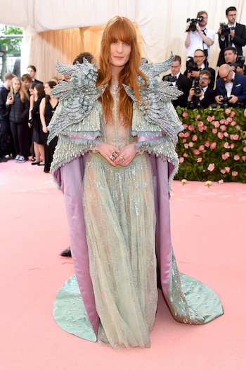 La cantante Florence Welch apostó por un vestido multicolor con capa de Gucci