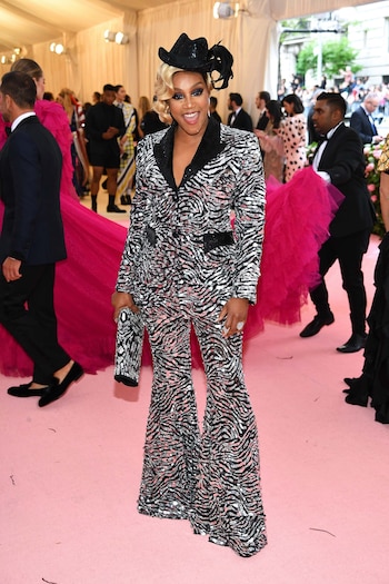 La actriz y comediante Tiffany Haddish no pasó desapercibida con un traje de dos piezas metalizado de animal print cebra y una peluca rubia coronada por un sombrero negro