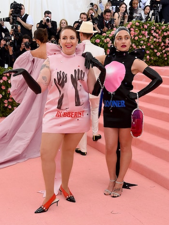 Los extravagantes diseños de las protagonistas de la serie “Girls”, Lena Dunham y Jemima Kirke fueron creados por el diseñador londinense Christopher Kane