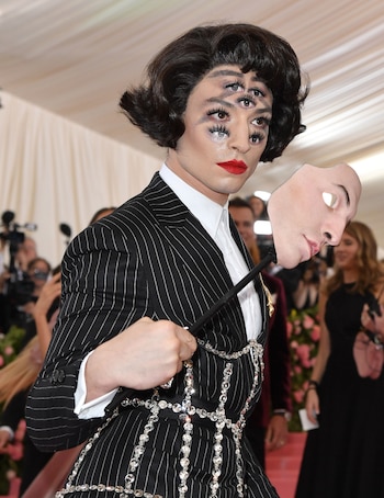 Ezra Miller es uno de los personajes más estrafalarios de Hollywood. Al actor y músico estadounidense le gusta correr riesgos con la moda. Para esta ocasión optó por un maquillaje dramático que provocaba una ilusión óptica
