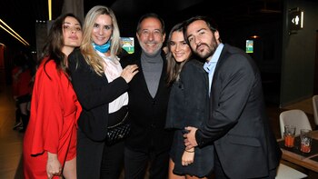 Johanna Francella, Marynes Breña, Guillermo Francella, Candela Yanigro y Nicolás Francella