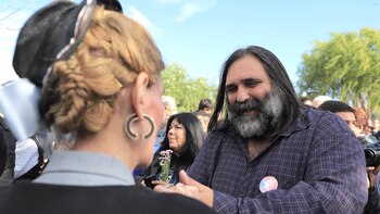 Roberto Baradel saluda a una