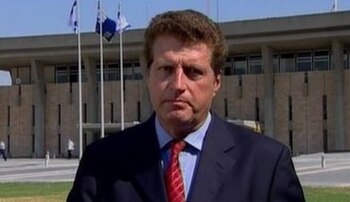 Julian Manyon se retiró tras