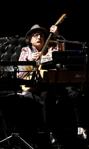 Charly con guitarra en mano